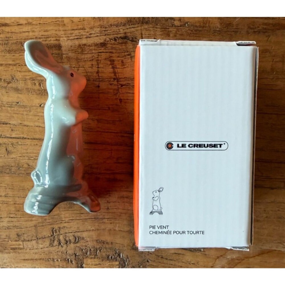 Le Creuset Stoneware Easter Bunny Pie Vent Bird Funnel - Sea Salt - New in Box - Picture 5 of 6